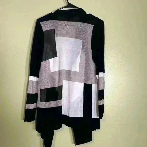 I see international concept, woman, blouse size large. - Picture 5 of 5